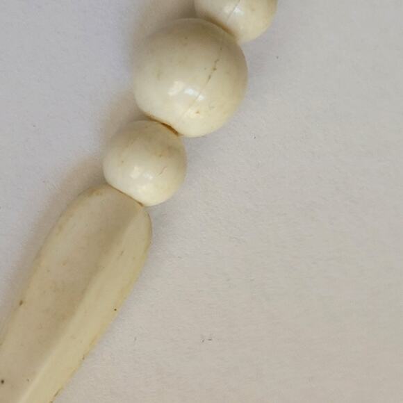 Elegant Painted Rose Bead White Choker Necklace with Vintage Charm - Picture 3 of 10